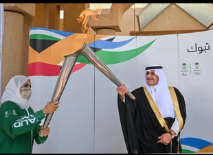 أمير منطقة تبوك يستلم شعلة دورة الألعاب السعودية 2023