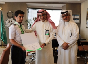 الرئيس التنفيذي للشركة السعودية للخدمات الأرضية يُكرم أحد الموظفين لأمانته