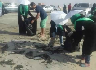 بالصور.. 100 فلبيني يتطوعون لتنظيف شاطئ العقير بالأحساء