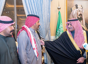 أمير تبوك يكرم شقيقين لأمانتهم ويقدم لهم مكافأة مجزية 