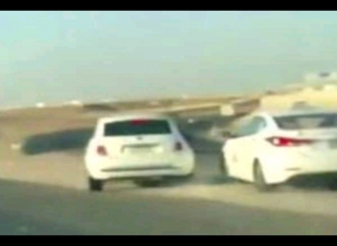 بالفيديو سائق يحاول إرهاب قائد ليموزين على طريق الحرمين بجدة