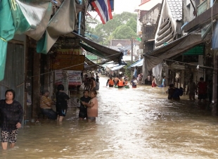 مصرع خمسة أشخاص وتشرد أكثر من 20 ألف أسرة جراء سيول تجتاح تايلاند