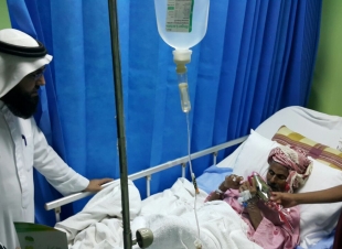 طلاب عناية لرعاية اليتيم يزورون المرضى المنومين بمستشفى العارضة العام 