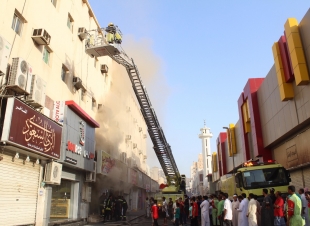 مدني مكة يخمد حريق في محل بسوق السلام قبل وصولها ل 100 محل مجاورة