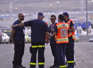 هدايا توعوية من فرق الهلال الاحمر لزوار بيت الله الحرام