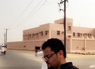 قناة الإخبارية توثق فكرة اهالي منطقة جازان بإفطار جنودنا البواسل المرابطين على الخطوط الاماميه بالحد  الجنوبي 