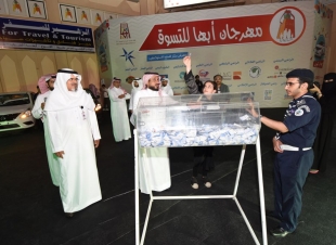 بعد أن فازت العام الماضي بإحدى السيارات التي يقدمها المهرجان   السيارة الثانية بمهرجان أبها للتسوق تذهب لسيدة سعودية 