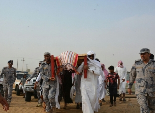 قائد حرس الحدود بجازان يتقدَّم المشيعين لجنازة الشهيد  الحناني 