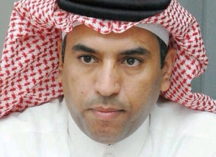مغردون يتداولون مقاطع لأب يعنف طفلته برغم توسلاتها # اب مدمن يعنف ابنته 